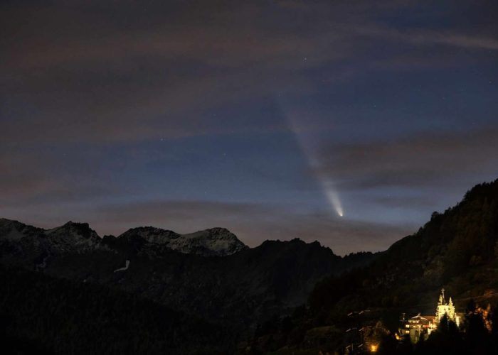 Spettacolo al tramonto, dal cielo della Valle d'Aosta attraverso le nubi ecco spuntare la Tsuchinshan -Atlas!! Ben visibile ad occhio nudo e spettacolare al binocolo - Foto di Alessandro Cipolat Bares