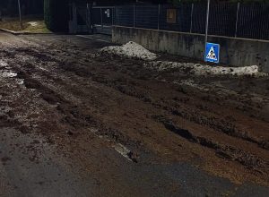 Il letame riversato accidentalmente sulla strada a Saint-Marcel