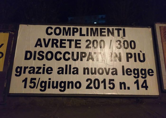 Il cartellone affisso in via Paravera, ad Aosta