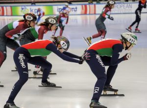 Lucia Peretti (a sinistra) e Arianna Fontana (a destra) in azione.
