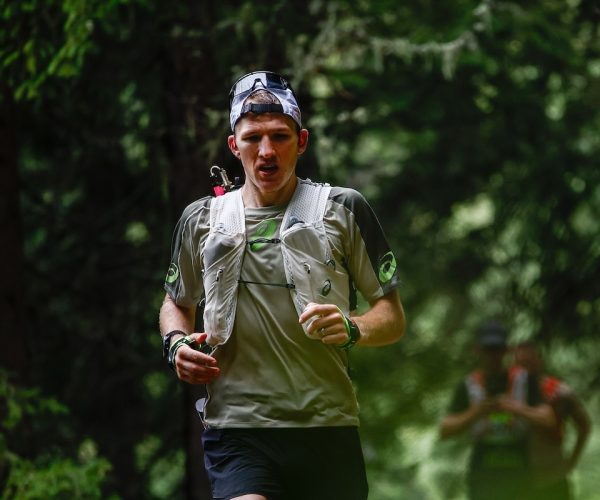 Il vincitore dell'UTMB 2025 Tom Evans - photos - HOKA UTMB Mont-Blanc - Paul Brechu - Gabriele Facciotti - Quentin Iglésis