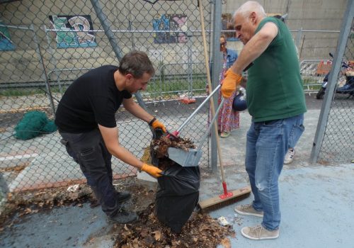 Fratelli d'Italia VdA ripulisce il parco del quartiere Dora
