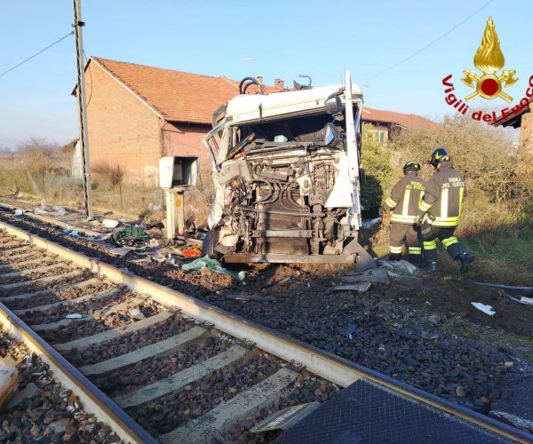 Scontro Camion Treno Chivasso