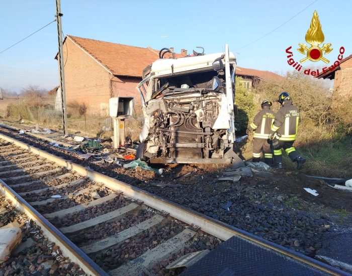 Scontro Camion Treno Chivasso
