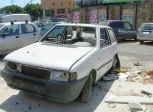 Auto abbandonata (archivio)