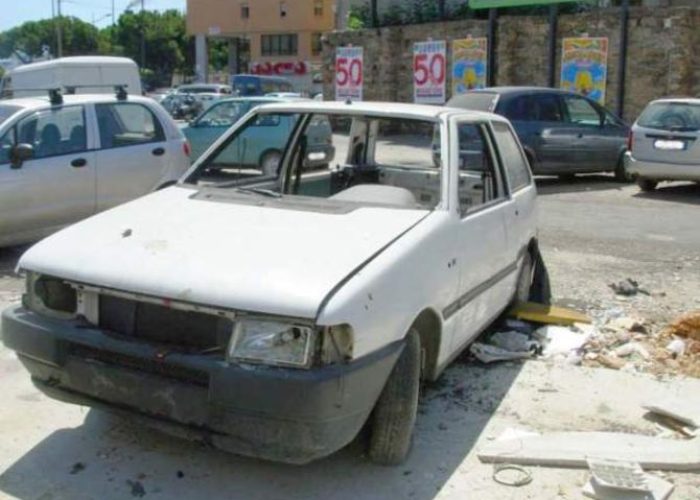 Auto abbandonata (archivio)