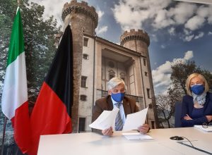 Luciano Caveri e la dirigente Nadia Petterle