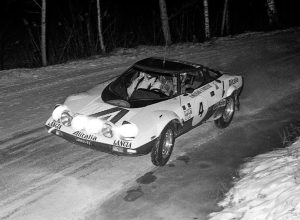 Il Rally di Svezia 1975. La Lancia Stratos HF di di Waldegaard-Thorszelius - Foto https://rallysweden.com/