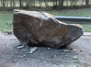 frana su strada regionale per Valtournenche