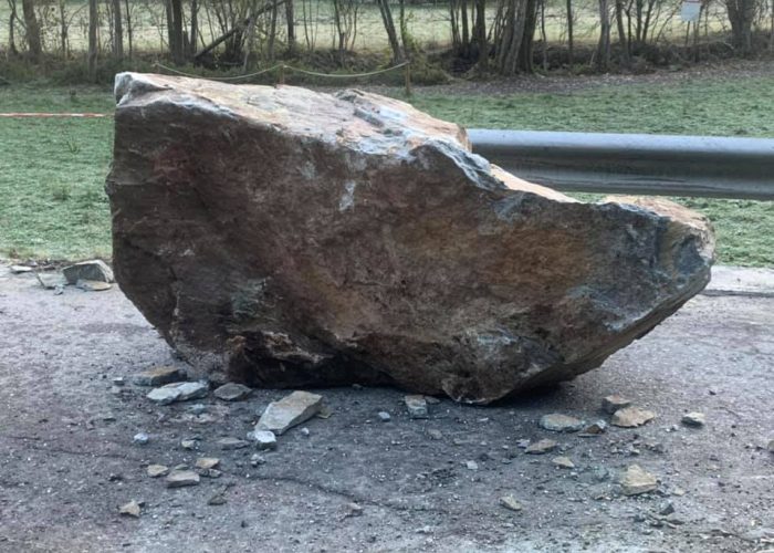 frana su strada regionale per Valtournenche