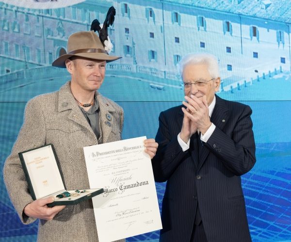 Il presidente Mattarella consegna a Camandona l'onorificenza
