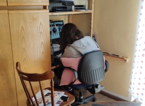 Francesca durante la lezione a distanza