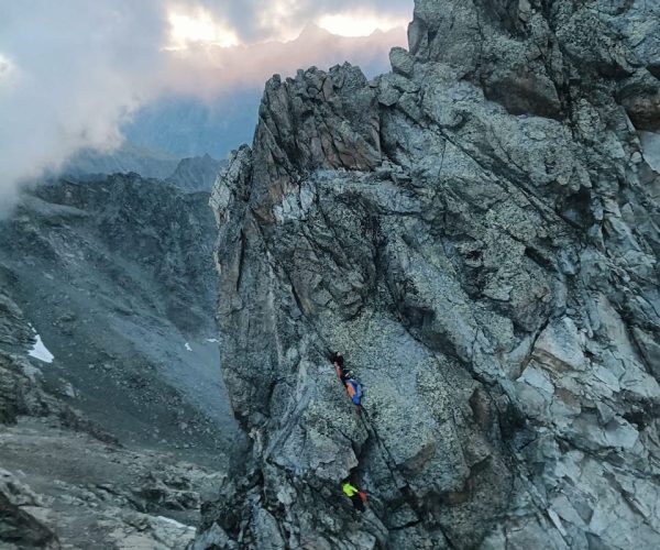 Gli alpinisti in difficoltà sulla cresta del Morion