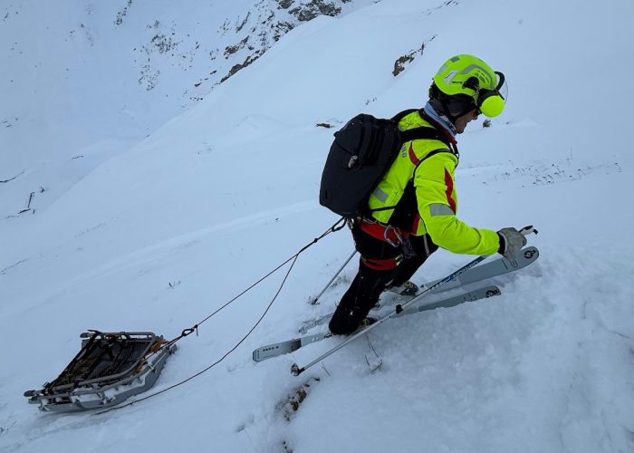 L'intervento via terra del Soccorso alpino a La Thuile