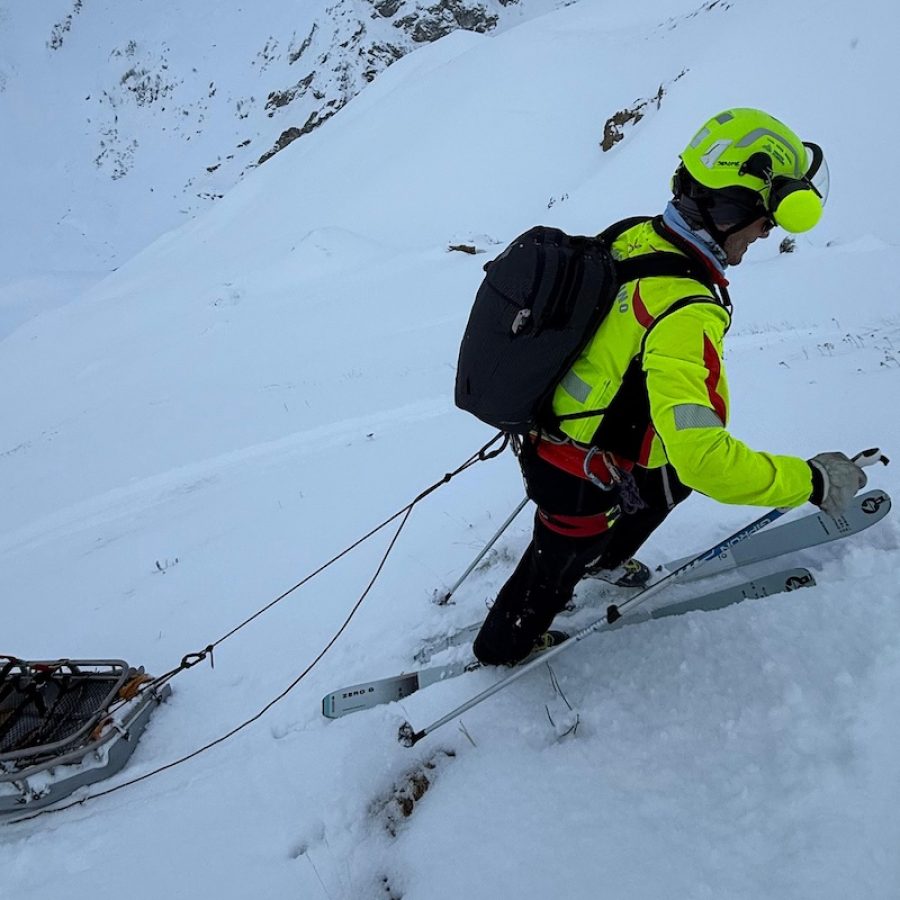 L'intervento via terra del Soccorso alpino a La Thuile