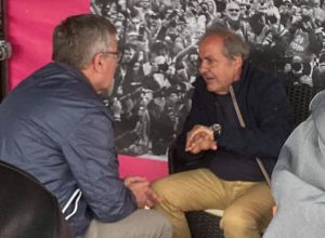 L'assessore Giulio Grosjacques (di schiena) insieme al direttore del Giro d'Italia Mauro Vegni il 19 maggio 2023 a Borgofranco