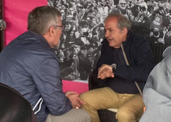 L'assessore Giulio Grosjacques (di schiena) insieme al direttore del Giro d'Italia Mauro Vegni il 19 maggio 2023 a Borgofranco