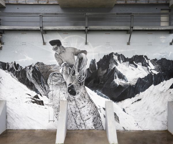 L'opera "L'Ascesa" di Swed Oner, dedicata a Walter Bonatti, alla stazione Pavillon di Skyway