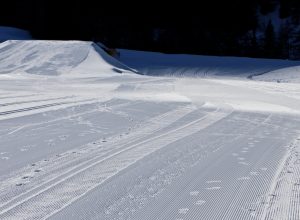 Il controllo neve per la Coppa del Mondo di sci di fondo a Cogne