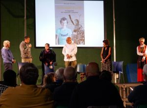 Al centro Riccardo Crovetti, lautore del libro