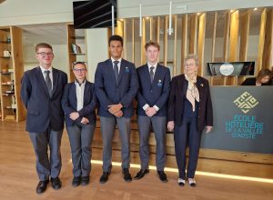 Allievi con la Direttrice storia Maria Pia Praz École Hôtelière de la Vallée d'Aoste Foto Alice Dufour