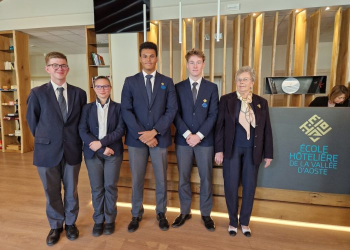 Allievi con la Direttrice storia Maria Pia Praz École Hôtelière de la Vallée d'Aoste Foto Alice Dufour
