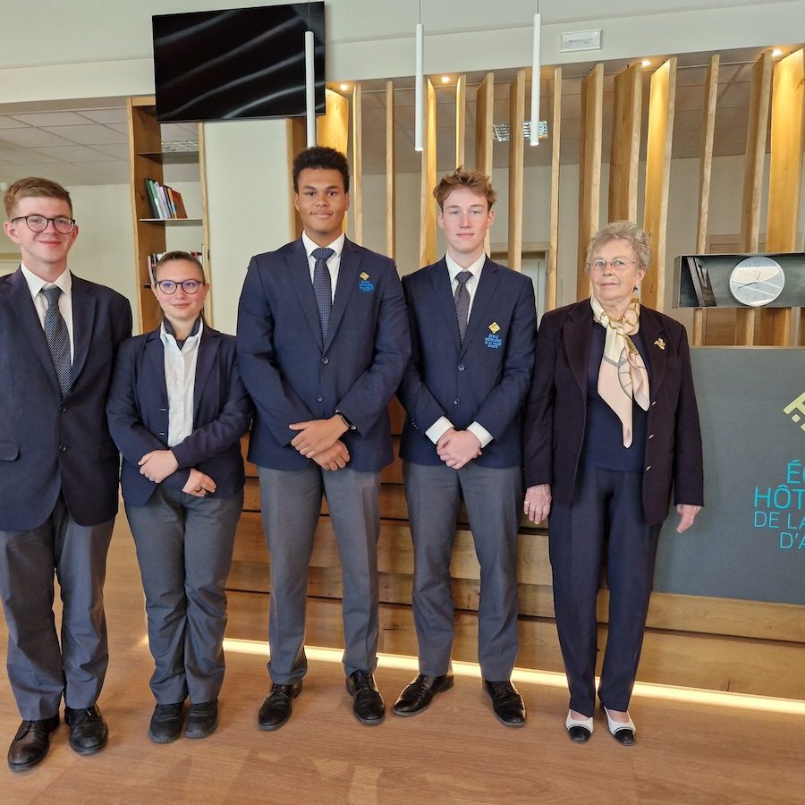 Allievi con la Direttrice storia Maria Pia Praz École Hôtelière de la Vallée d'Aoste Foto Alice Dufour