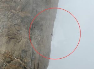 Alpinista sospeso