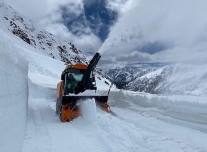 L'Anas in azione per lo sgombero neve al Colle del Gran San Bernardo