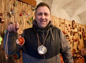 Andrea Guglielmetti con il ciondolo della Fiera di Donnas Foto Alice Dufour