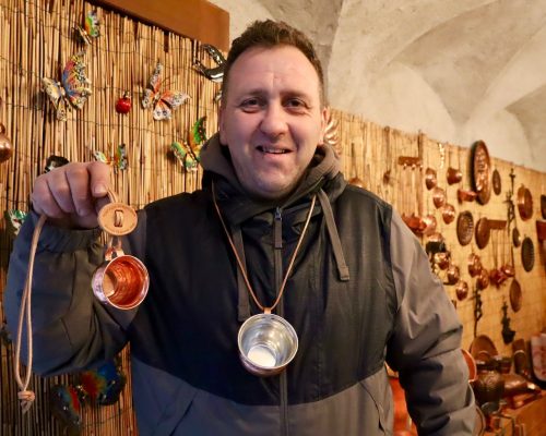 Andrea Guglielmetti con il ciondolo della Fiera di Donnas Foto Alice Dufour