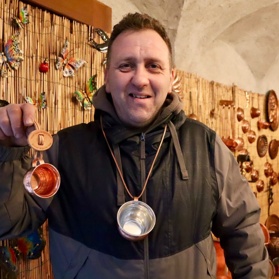 Andrea Guglielmetti con il ciondolo della Fiera di Donnas Foto Alice Dufour