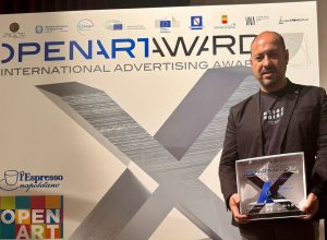 Angelo Sarica ritira l'OpenartAward per Neige Noire