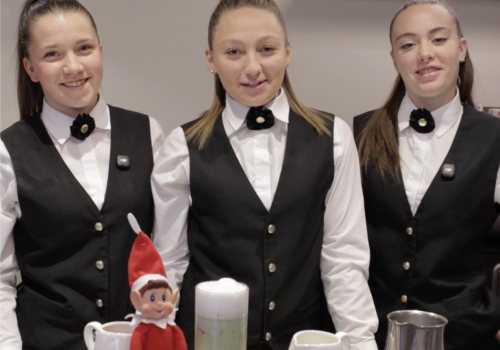 Annie Perrin Joelle Stevenin ed Elodie Donzel preparano matcha latte