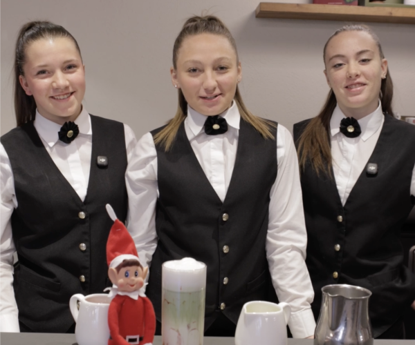 Annie Perrin Joelle Stevenin ed Elodie Donzel preparano matcha latte