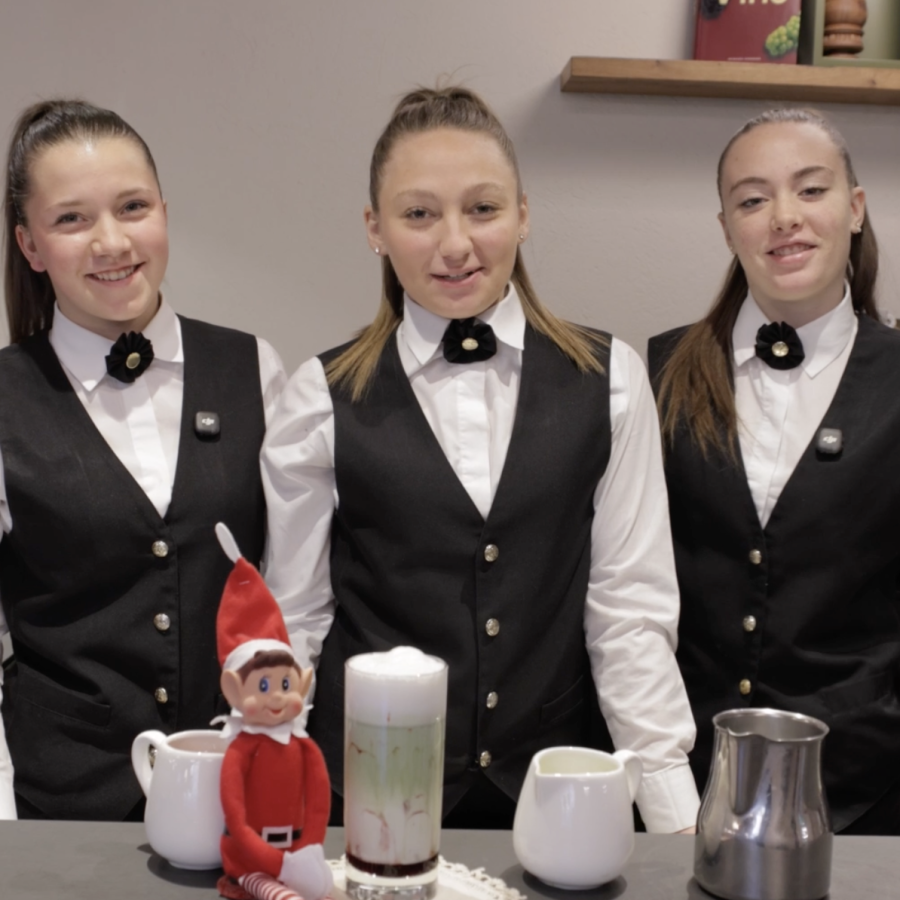 Annie Perrin Joelle Stevenin ed Elodie Donzel preparano matcha latte