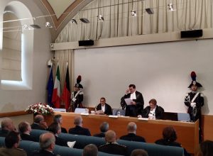 Il presidente Migliozzi (in piedi) alla cerimonia di inaugurazione.
