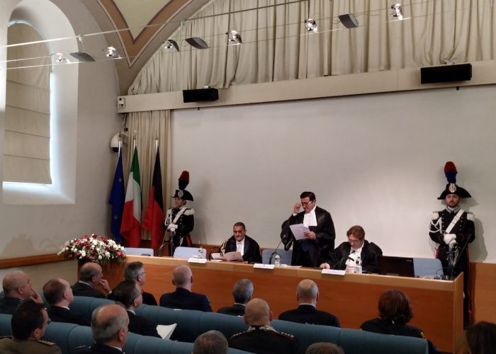 Il presidente Migliozzi (in piedi) alla cerimonia di inaugurazione.