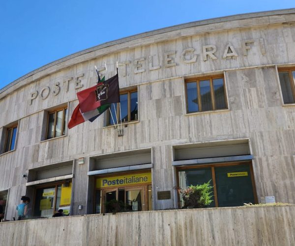 La sede delle Poste centrali di Aosta, in via Ribitel