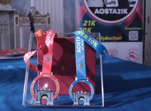 Le medaglie della mezza maratona Aosta21K