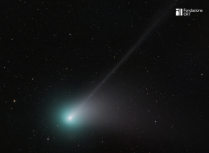 Astrofoto del mese – Marzo 2026 La cometa C/2022 E3 (ZTF) ripresa l’11 febbraio 2023 da Porliod, frazione montana del Comune di Nus poco sopra l’Osservatorio Astronomico della Regione Autonoma Valle d’Aosta e il Planetario di Lignan. Credit: cortesia Riccardo Civati per la Fondazione Clément Fillietroz.