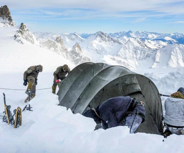 Attendamento sul ghiacciaio del Gigante