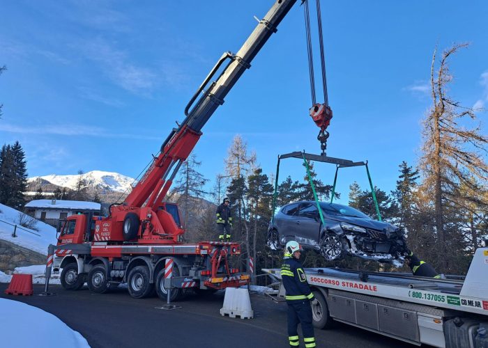 auto esce di strada Pila