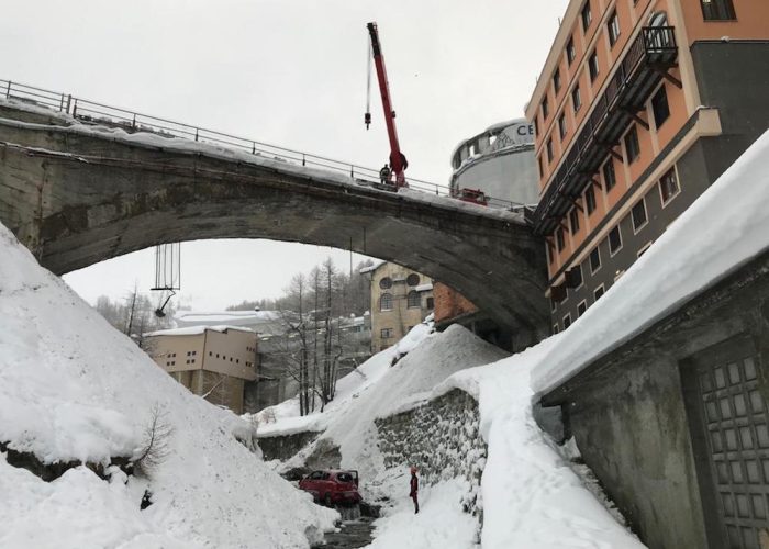 Le operazioni di recupero dell'auto.