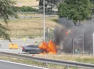 Auto in fiamme casello A5