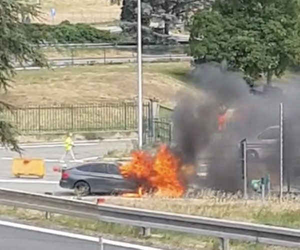 Auto in fiamme casello A5