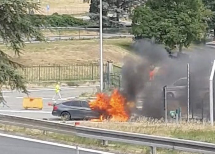 Auto in fiamme casello A5