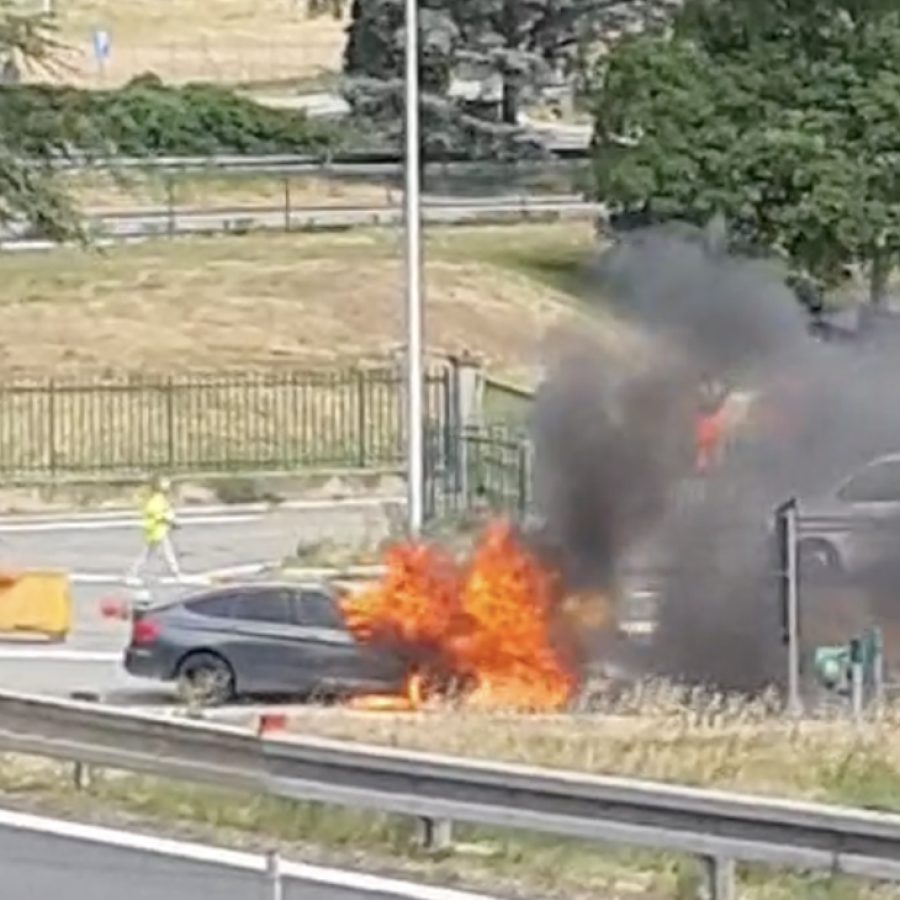 Auto in fiamme casello A5