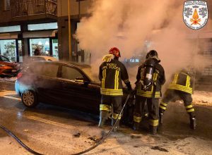 Auto in fiamme Aosta