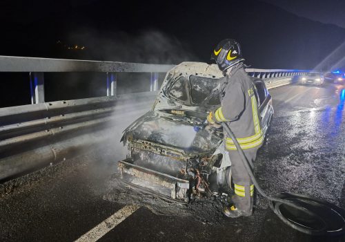 Auto in fiamme sulla Statale 27